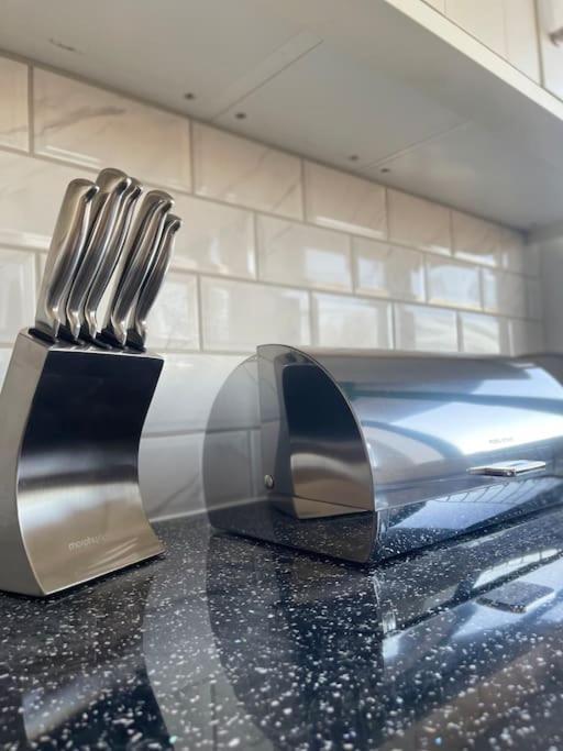 1 Bedroom Apartment - Flitwick - Contractor Friendly - Tourist Ready - Full Kitchen - Wifi - Smart Tv - Sofa Bed - Free Parking - Ideal For Short Or Long Stays Dış mekan fotoğraf